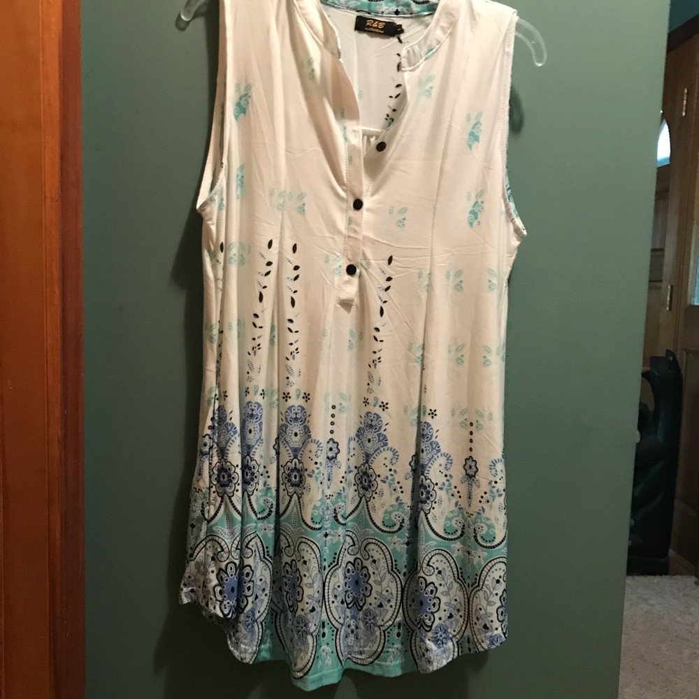 Sleeveless tunic, like new.